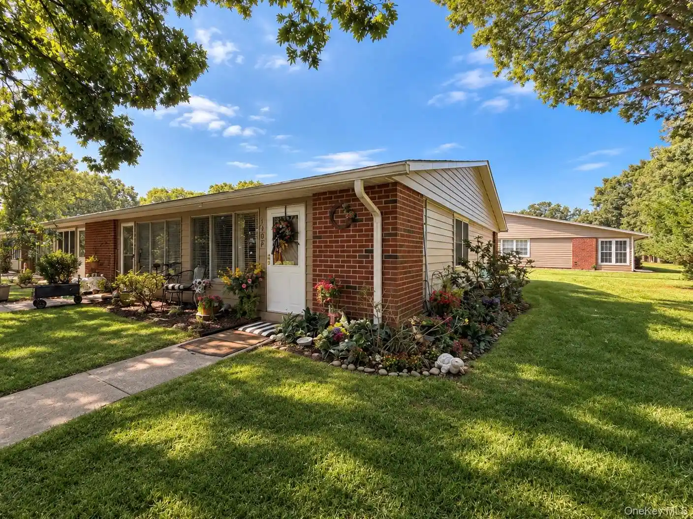 Listing Photo 2 - Condo for sale in 190 Ventry Ct located at 190 Ventry Ct, Brookhaven, NY 11961 - Unit 190 Ventry Ct
