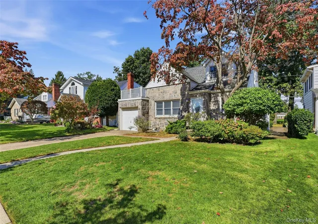 Photo 3 of Single family home for sale at 41 Oak Dr, North Hempstead, NY 11040 | MLS# 1050488 | Listing updated on 2026-10-06