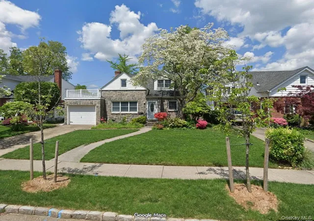 Photo 3 of Single family home for sale at 41 Oak Dr, North Hempstead, NY 11040 | MLS# 1050488 | Listing updated on 2026-10-06