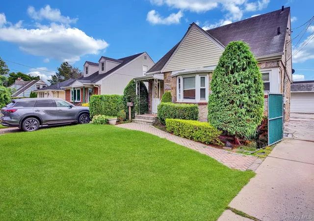 Photo 3 of House for sale at 569 Greenway E, Hempstead, NY 11552 | MLS# 1050504 | Listing updated on 2026-09-18
