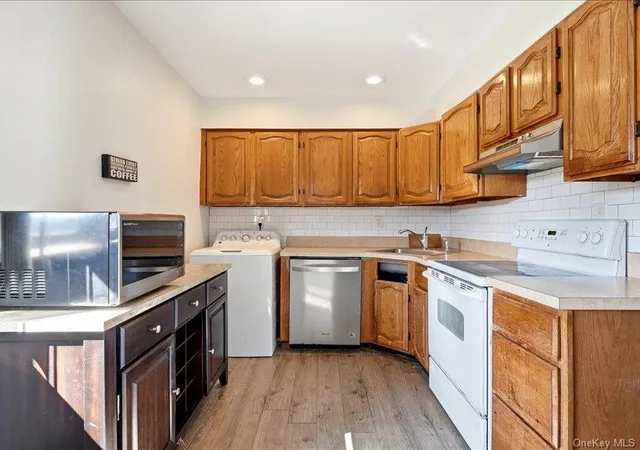 Photo 4 of Single family home for sale at 11 Hoover Ln, Oyster Bay, NY 11714 | MLS# 1050559 | Listing updated on 2026-09-17