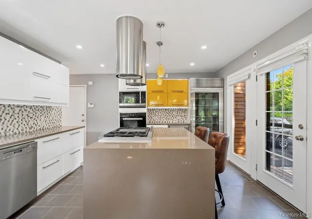 Photo 3 of Sale Pending at 20 Hunt Ct S, Oyster Bay, NY 11753 | MLS# 1050571 | Listing updated on 2026-09-30