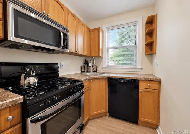 Listing Photo 4 - Condo for sale in building located at 15 Winchester Ave, Yonkers, NY 10710 - Unit #2B