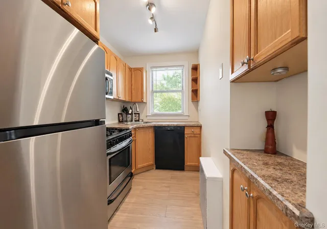 Listing Photo 5 - Condo for sale in building located at 15 Winchester Ave, Yonkers, NY 10710 - Unit #2B