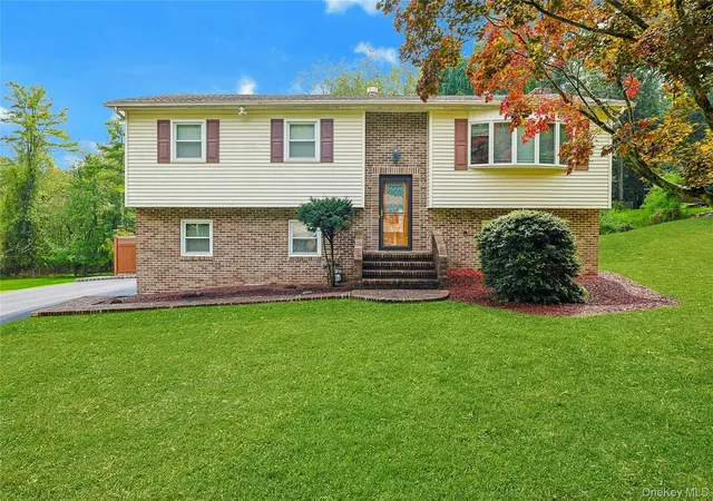 Photo 4 of Single family home for sale at 3 Five Oaks Ln, Clarkstown, NY 10989 | MLS# 1050581 | Listing updated on 2026-10-06