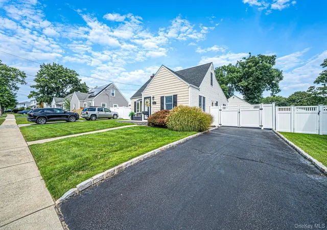 Photo 2 of Single family home for sale at 525 Secatogue Ave, Babylon, NY 11735 | MLS# 1050619 | Listing updated on 2026-09-20