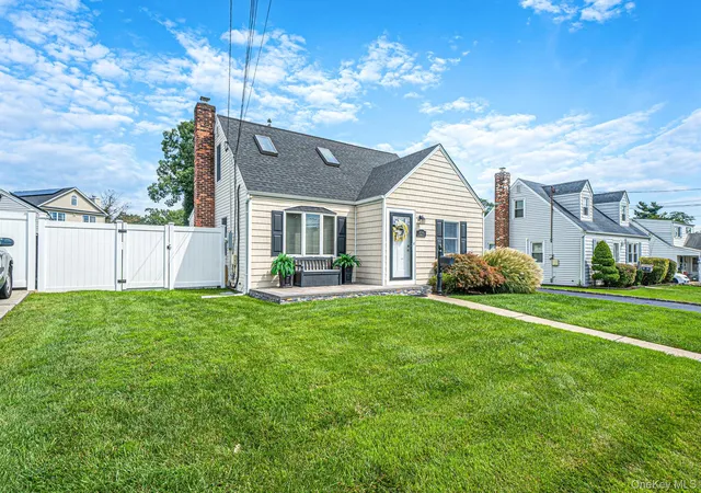 Photo 3 of Single family home for sale at 525 Secatogue Ave, Babylon, NY 11735 | MLS# 1050619 | Listing updated on 2026-09-20