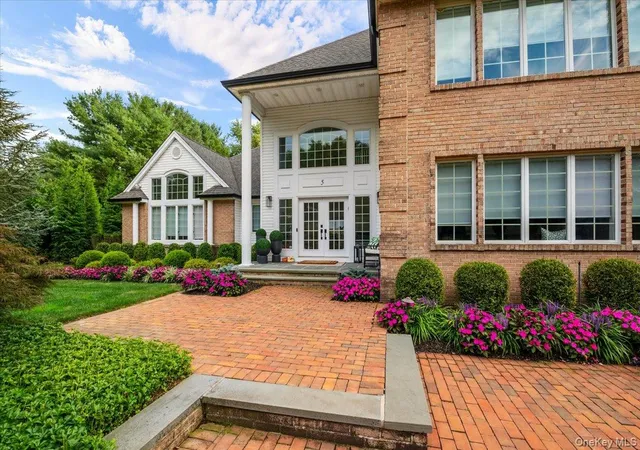 Photo 1 of Single family home for sale at 5 Landing Ct, Huntington, NY 11746 | MLS# 1050631 | Listing updated on 2026-10-01
