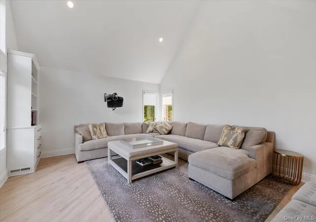 Photo 4 of Single family home for sale at 5 Landing Ct, Huntington, NY 11746 | MLS# 1050631 | Listing updated on 2026-10-01
