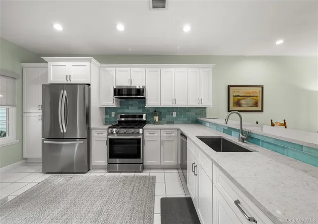 Listing Photo 4 - Condo for sale in building located at 203 Windward Ct N, Brookhaven, NY 11777