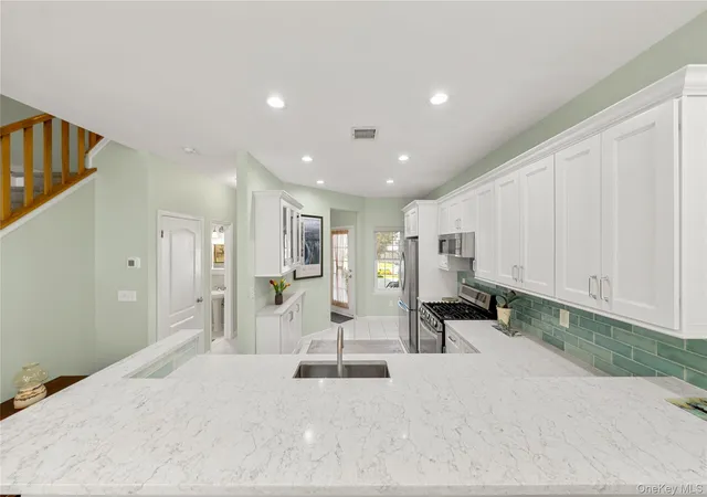 Listing Photo 5 - Condo for sale in building located at 203 Windward Ct N, Brookhaven, NY 11777
