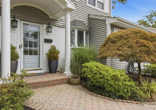 Photo 3 of Sale Pending at 10 Hilltop Ln, Oyster Bay, NY 11771 | MLS# 1050679 | Listing updated on 2026-10-03