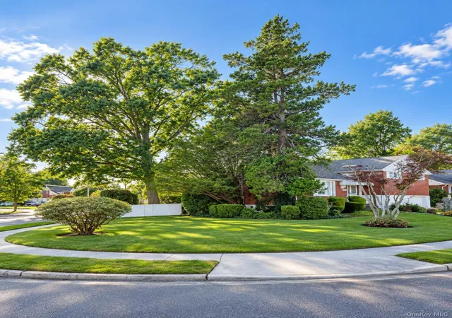 Photo 3 of Single family home for sale at 47 Felice Crescent, Oyster Bay, NY 11801 | MLS# 1050766 | Listing updated on 2026-10-08