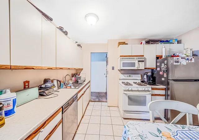 Listing Photo 5 - Condo for sale in building located at 260 Waverly Ave, Brookhaven, NY 11719 - Unit #72