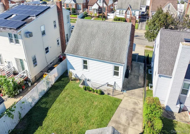 Photo 3 of Single family home for sale at 1087 Esther St, Hempstead, NY 11010 | MLS# 1050795 | Listing updated on 2026-10-20