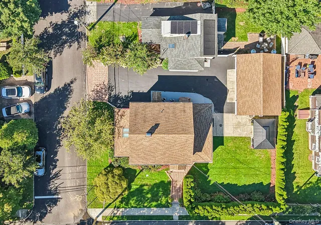 Photo 4 of House for sale at 77 Jefferson Ave, North Hempstead, NY 11577 | MLS# 1050812 | Listing updated on 2026-09-16