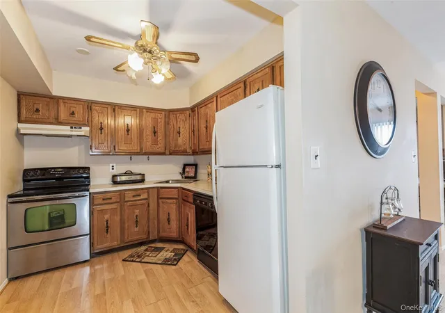 Listing Photo 4 - Condo for sale in building located at 6 Cambridge Dr W, Babylon, NY 11726