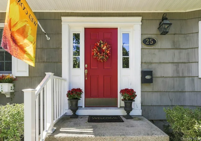 Photo 1 of Single family home for sale at 25 W Scudder Pl, Huntington, NY 11768 | MLS# 1050840 | Listing updated on 2026-09-29
