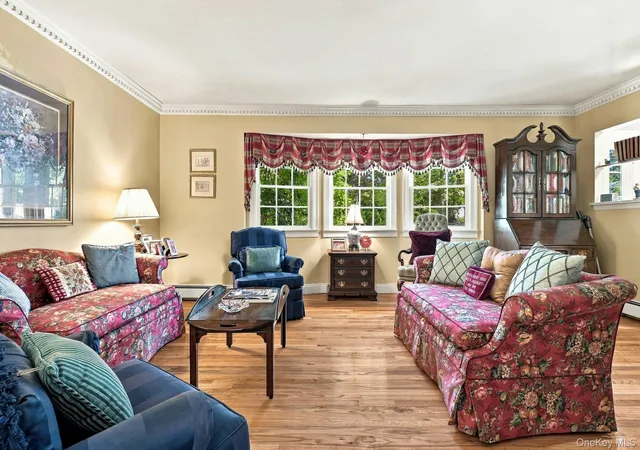 Photo 3 of Single family home for sale at 25 W Scudder Pl, Huntington, NY 11768 | MLS# 1050840 | Listing updated on 2026-09-29
