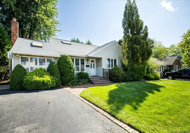 Photo 3 of Single family home for sale at 10 Seneca Dr, Oyster Bay, NY 11758 | MLS# 1050899 | Listing updated on 2026-10-04