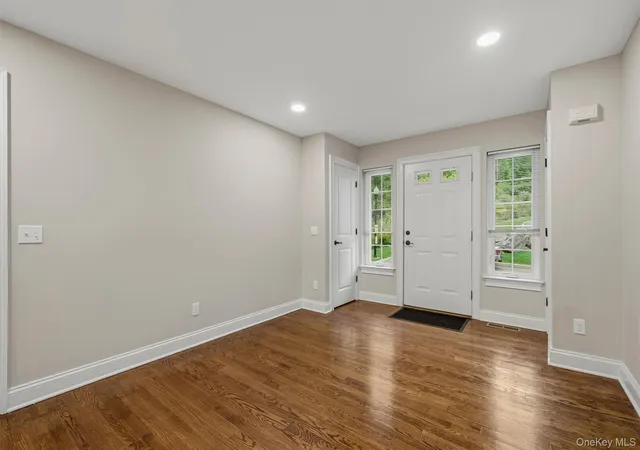 Listing Photo 4 - Condo for sale in building located at 809 Fairway Ct, New Windsor, NY 12553