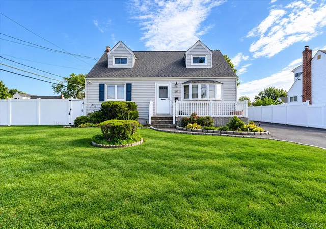 Photo 1 of Single family home for sale at 957 N Fulton Ave, Babylon, NY 11757 | MLS# 1050905 | Listing updated on 2026-09-28