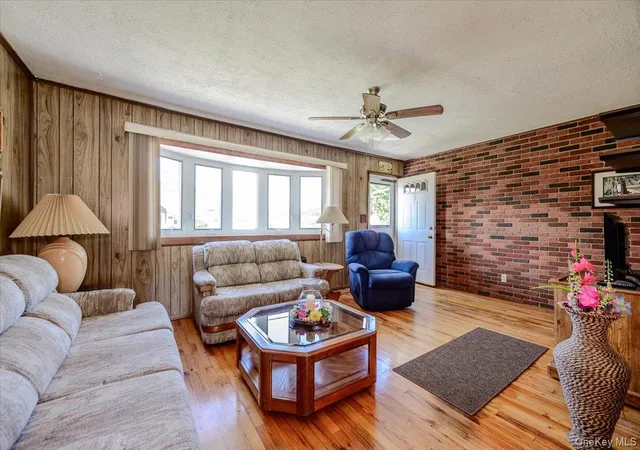Photo 3 of Single family home for sale at 957 N Fulton Ave, Babylon, NY 11757 | MLS# 1050905 | Listing updated on 2026-09-28