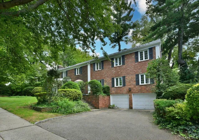 Photo 3 of Single family home for sale at 9 Dorset Rd, North Hempstead, NY 11020 | MLS# 1050922 | Listing updated on 2026-09-27