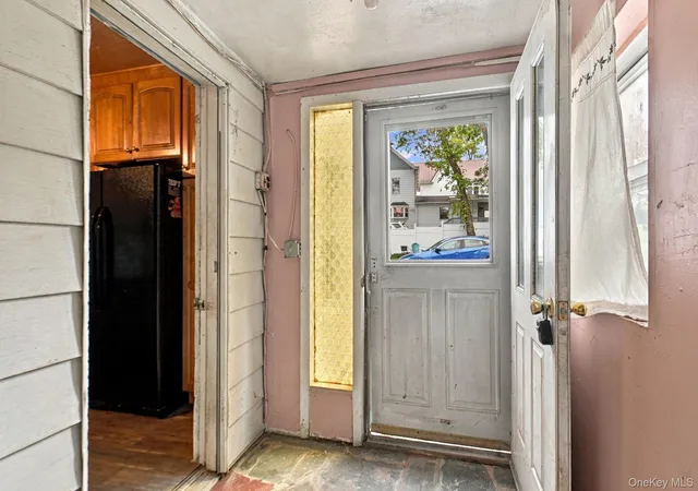 Photo 3 of Single family home for sale at 10 Hudson Ter, Marlboro, NY 12542 | MLS# 1050974 | Listing updated on 2026-10-02