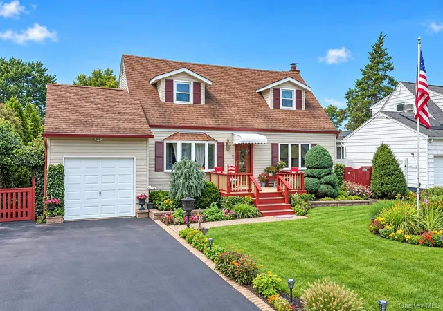 Photo 1 of Single family home for sale at 150 W 19th Street, Babylon, NY 11729 | MLS# 1050981 | Listing updated on 2026-09-30