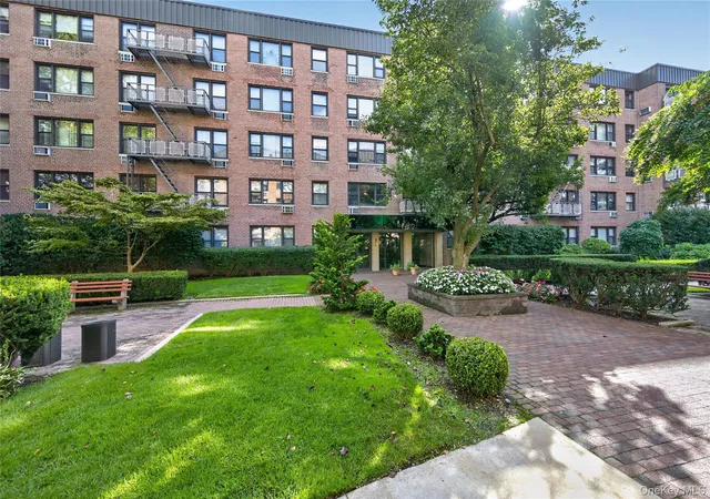 Photo 3 of Condo for sale at 5 Birchwood Ct #2-0, North Hempstead, NY 11501 | MLS# 1050995 | Listing updated on 2026-09-25