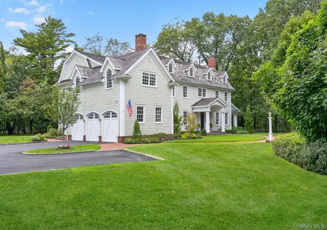 Photo 3 of Mansion for sale at 4 Wawapek Rd, Huntington, NY 11724 | MLS# 1051011 | Listing updated on 2026-10-01