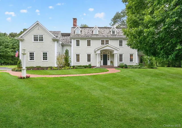 Photo 3 of Single family home for sale at 4 Wawapek Rd, Huntington, NY 11724 | MLS# 1051011 | Listing updated on 2026-10-01