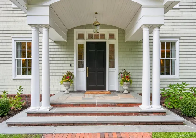 Photo 4 of Single family home for sale at 4 Wawapek Rd, Huntington, NY 11724 | MLS# 1051011 | Listing updated on 2026-10-01