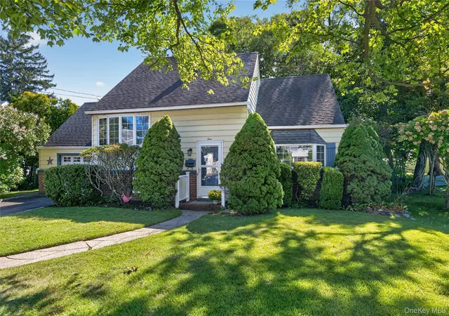 Photo 2 of Sale Pending at 4 Oaktree Ln, Huntington, NY 11746 | MLS# 1051025 | Listing updated on 2026-09-29
