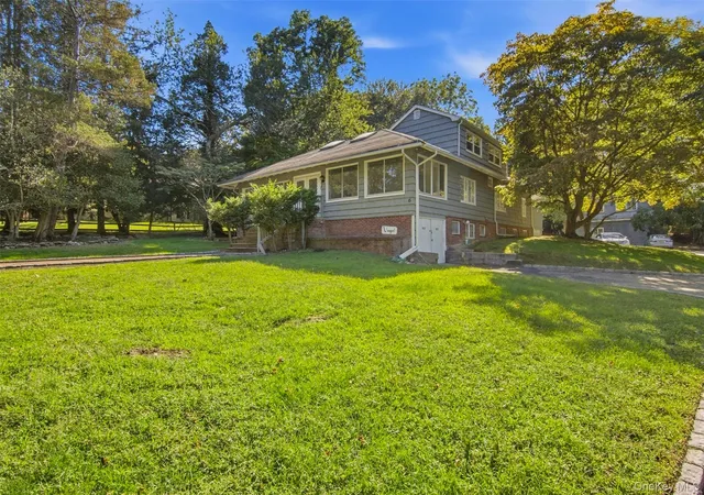 Photo 3 of Single family home for sale at 6 Barnhart Pl, Brookhaven, NY 11786 | MLS# 1051042 | Listing updated on 2026-10-08
