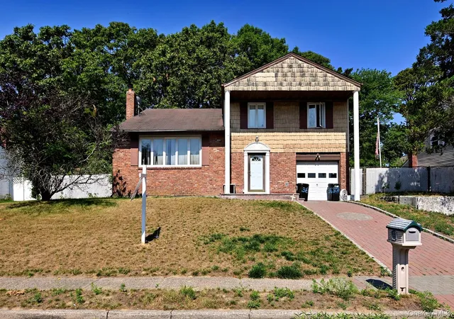 Photo 1 of Single family home for sale at 36 E Willow St, Brookhaven, NY 11784 | MLS# 1051058 | Listing updated on 2026-10-05