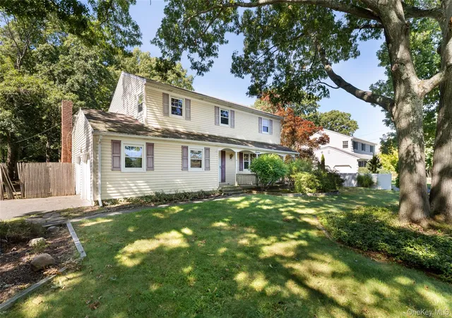 Photo 2 of Single family home for sale at 16 Heritage Pl S, Smithtown, NY 11767 | MLS# 1051061 | Listing updated on 2026-09-25