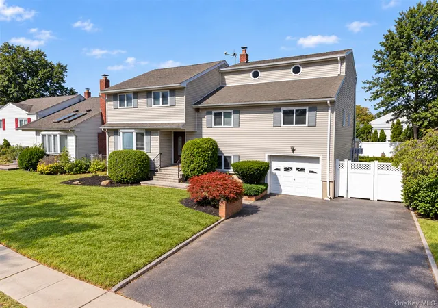 Single family home for sale at 11 Lincrest St, Oyster Bay, NY 11791 | MLS# 1051121