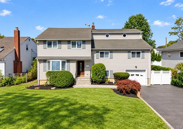 Photo 1 of Single family home for sale at 11 Lincrest St, Oyster Bay, NY 11791 | MLS# 1051121 | Listing updated on 2026-10-05