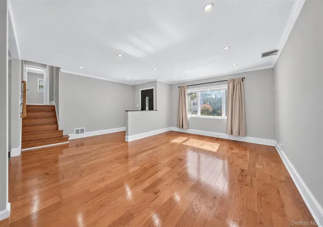 Photo 2 of Single family home for sale at 11 Lincrest St, Oyster Bay, NY 11791 | MLS# 1051121 | Listing updated on 2026-10-05