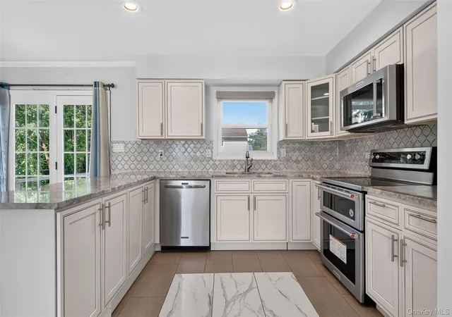 Photo 4 of Single family home for sale at 11 Lincrest St, Oyster Bay, NY 11791 | MLS# 1051121 | Listing updated on 2026-10-05