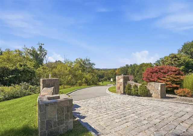 Photo 2 of Single family home for sale at 17 Meadow Crst Dr, Putnam Valley, NY 10541 | MLS# 1051129 | Listing updated on 2026-10-07