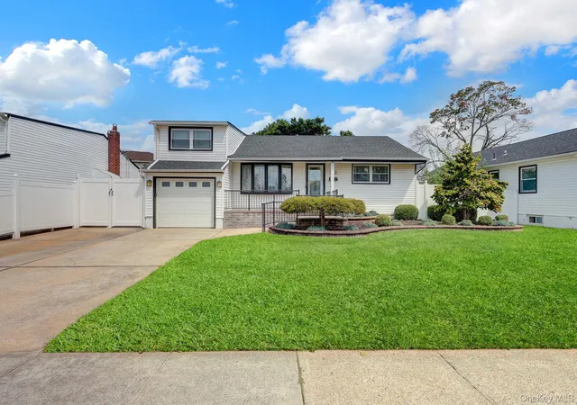 Photo 2 of Single family home for sale at 148 S Dean St, Oyster Bay, NY 11801 | MLS# 1051156 | Listing updated on 2026-09-19