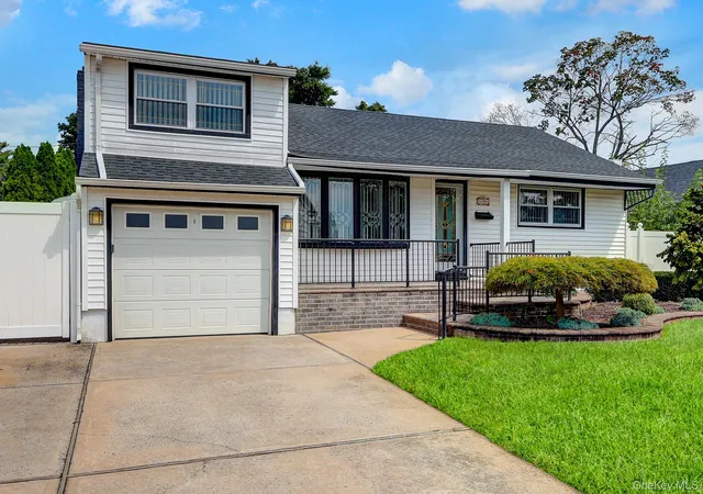 Photo 3 of Single family home for sale at 148 S Dean St, Oyster Bay, NY 11801 | MLS# 1051156 | Listing updated on 2026-09-19