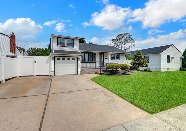 Photo 3 of Single family home for sale at 148 S Dean St, Oyster Bay, NY 11801 | MLS# 1051156 | Listing updated on 2026-09-19