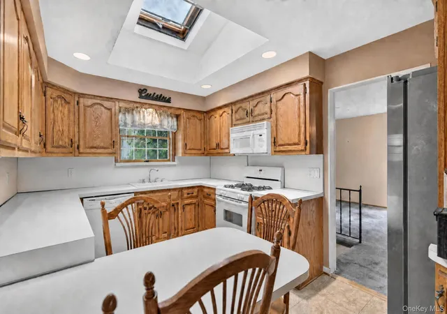 Photo 3 of Single family home for sale at 956 Annadale Rd, New York, NY 10312 | MLS# 1051168 | Listing updated on 2026-10-01