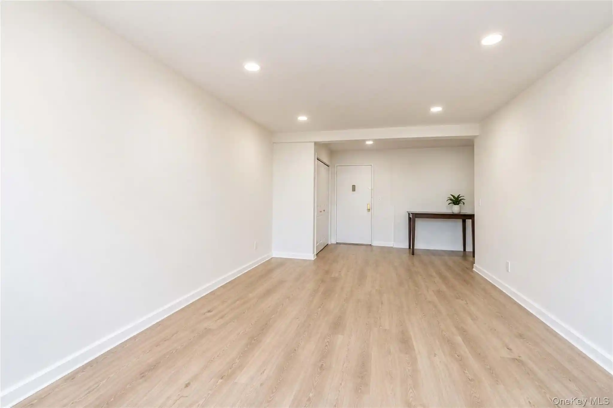Listing Photo 2 - Condo for sale in 145 Lincoln located at 145 Lincoln, New York, NY 10306 - Unit #6x