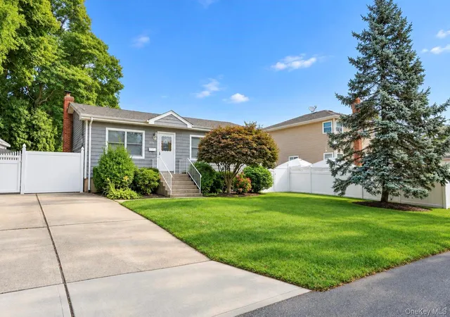 Photo 1 of Single family home for sale at 278 Lake Dr, Babylon, NY 11726 | MLS# 1051229 | Listing updated on 2026-09-20
