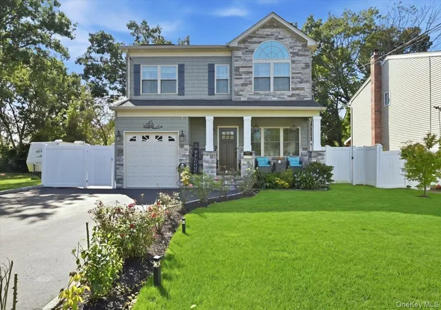 Photo 1 of Single family home for sale at 136 Oak St, Babylon, NY 11729 | MLS# 1051235 | Listing updated on 2026-10-08